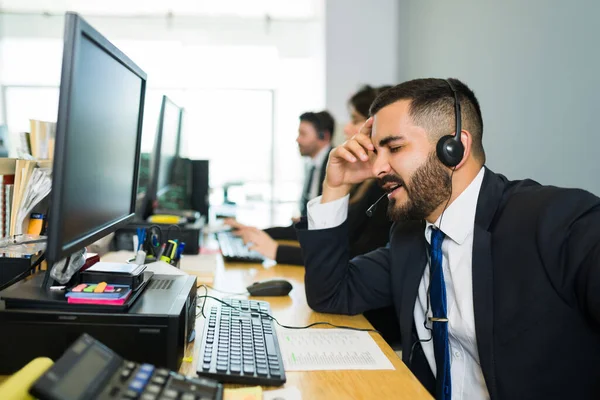 Trött Kundservice Representant Kostym Känsla Upprörd Och Arg När Tar — Stockfoto