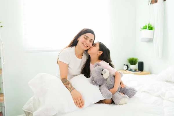 Mãe Filha Amam Menina Bonito Com Ursinho Pelúcia Beijando Bochecha — Fotografia de Stock