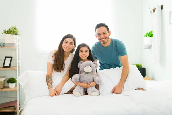 주말을 가족들 과보내는 매력적 탐험가인 엄마와 아빠는 자기들의 침실에서 행복을 — 스톡 사진