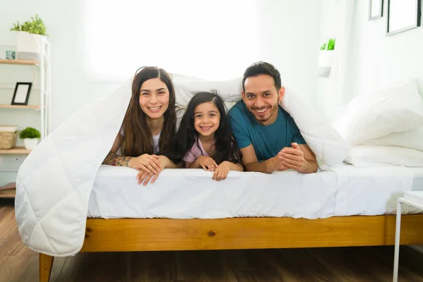 Ontspannende Familietijd Mooi Jong Familie Hispanic Vader Moeder Met Haar — Stockfoto