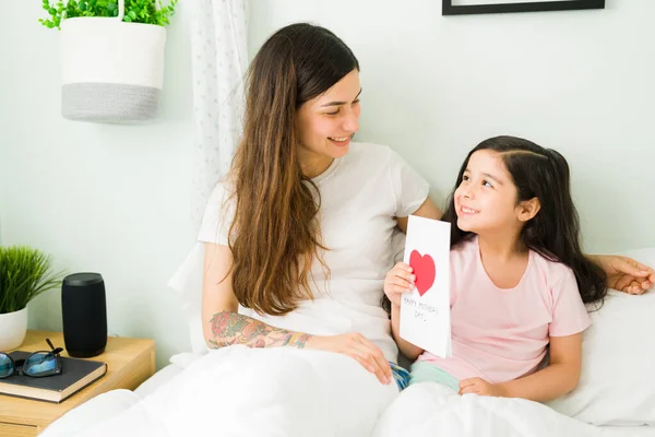 Menina Elementar Adorável Dando Cartão Dia Das Mães Para Sua — Fotografia de Stock