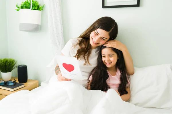 Amo Mãe Menina Bonito Parabeniza Sua Mãe Amorosa Dia Das — Fotografia de Stock