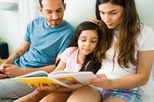 Tiempo Lectura Familiar Madre Papá Hispanos Leyendo Libro Para Niños — Foto de Stock