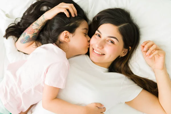 Quiero Madre Joven Mamá Haciendo Contacto Visual Sonriendo Mientras Abraza — Foto de Stock