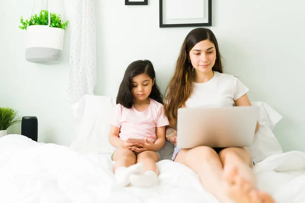 Mãe Atraente Trabalhando Digitando Laptop Enquanto Sentado Com Pijama Cama — Fotografia de Stock