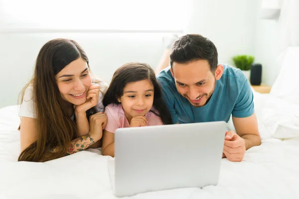 Disfrutando Poco Tiempo Familia Hermosa Familia Sonriendo Mientras Película Niño — Foto de Stock