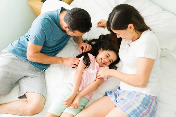 Jonge Familie Die Speelt Plezier Heeft Liefdevolle Gelukkig Mam Papa — Stockfoto