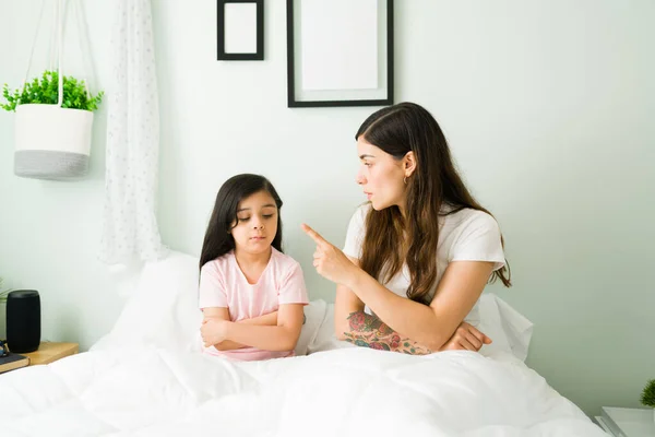 Doe Dat Niet Meer Jongen Boos Jong Mam Scolding Haar — Stockfoto