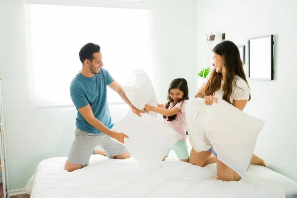 Fröhlich Junge Papa Und Mama Spielen Mit Ihrer Tochter Bett — Stockfoto