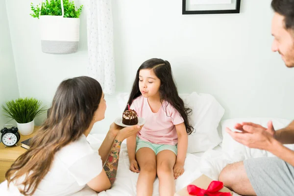 Pide Deseo Adorable Niñita Soplando Sus Velas Cumpleaños Después Despertar —  Fotos de Stock