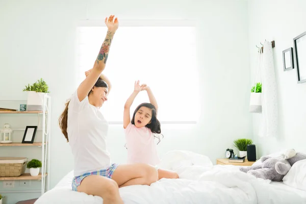 Kalkma Vakti Çekici Genç Anne Pijamalı Küçük Kız Yatak Odasında — Stok fotoğraf