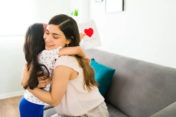 Hermosa Mamá Joven Abrazando Agradeciendo Hija Elemental Sala Estar Después —  Fotos de Stock