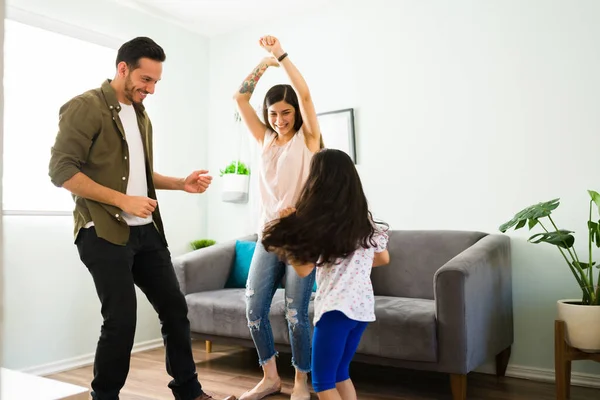 Göra Bra Familjeminnen Lekfulla Föräldrar Skrattar Och Dansar Med Sitt — Stockfoto