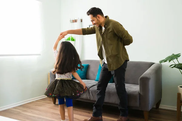 Pai Hispânico Dançando Ouvindo Música Com Sua Filha Sala Estar — Fotografia de Stock