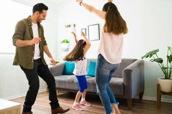 Gelukkig Gezin Dat Feestdagen Thuis Viert Danst Woonkamer Ouders Kleine — Stockfoto