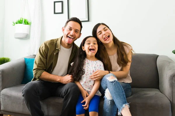 Retrato Uma Bela Família Divertida Fazendo Rosto Engraçado Com Suas — Fotografia de Stock