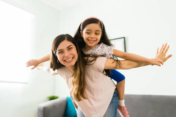 Mãe Menina Despreocupada Rindo Enquanto Brincava Casa Hispânica Bela Mãe — Fotografia de Stock