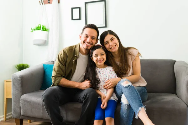 Feliz Familia Joven Mamá Papá Hija Riendo Haciendo Contacto Visual —  Fotos de Stock