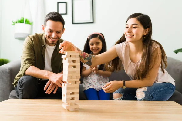 Rolig Lycklig Familj Spelar Ett Brädspel Med Trä Block Torn — Stockfoto