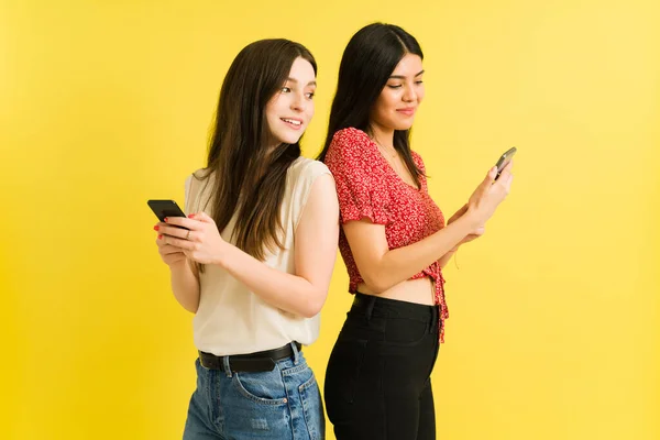 Mujer Joven Entrometida Tratando Mirar Leer Texto Teléfono Inteligente Mejor —  Fotos de Stock