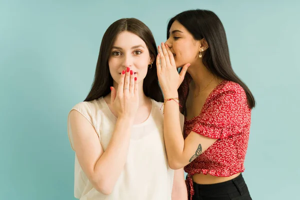 Latina Ihren Zwanzigern Flüstert Ihrer Besten Freundin Ein Geheimnis Ins — Stockfoto