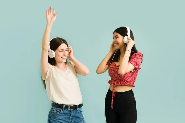 Vackra Multiraciala Unga Kvinnor Lyssnar Glad Musik Med Hörlurar Och — Stockfoto