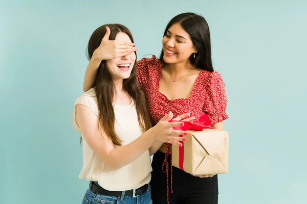 Abras Los Ojos Preciosa Joven Mujer Dando Regalo Sorpresa Para — Foto de Stock