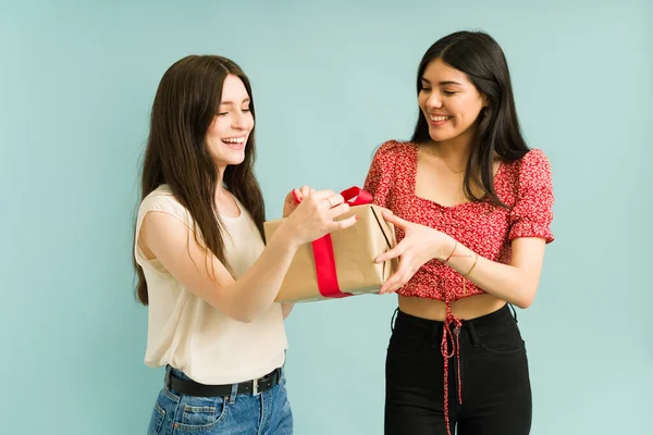 Joven Latina Dándole Alegre Mejor Amiga Regalo Sorpresa Mujer Bastante — Foto de Stock