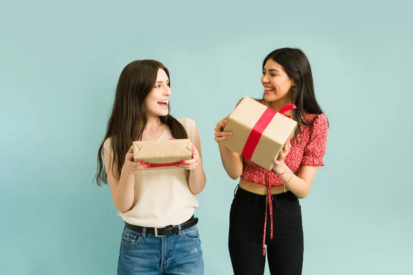 Kijk Eens Wat Voor Heb Aantrekkelijke Besties Verrassen Elkaar Met — Stockfoto