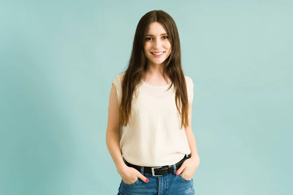 Retrato Uma Mulher Bonita Caucasiana Roupas Casuais Sorrindo Fazendo Contato — Fotografia de Stock