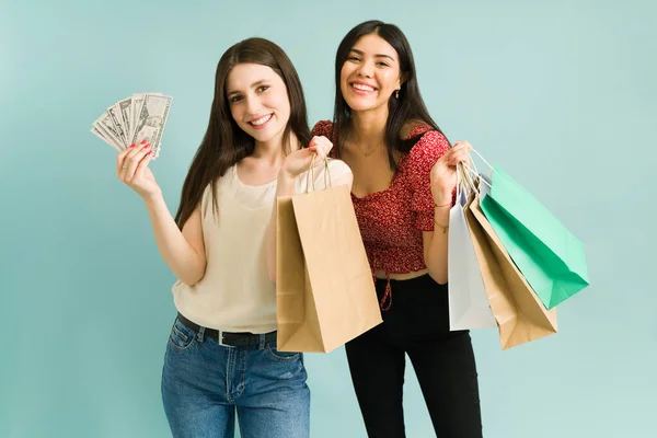 Njuter Shopping Köpcentret Multiraciala Unga Kvinnor Och Bästa Vänner Känner — Stockfoto