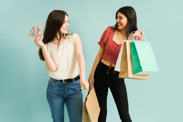 Vásároljunk Boldog Legjobb Barátok Sétálgatnak Plázában Sok Bevásárlószatyrot Cipelnek — Stock Fotó