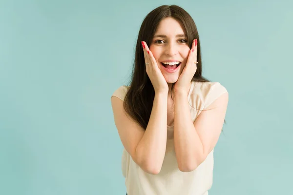 Sorpresa Donna Caucasica Urlando Felicità Sentirsi Scioccato Dopo Aver Ricevuto — Foto Stock