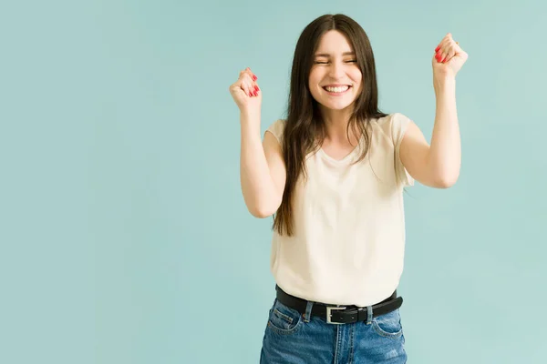 Thrilled Woman Her 20S Celebrating Her Victory Feeling Excited Attractive — Stock Photo, Image
