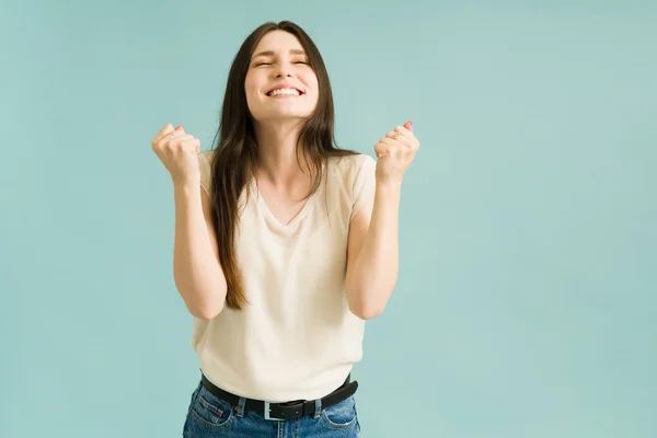 Los Sueños Hacen Realidad Mujer Súper Feliz Sintiéndose Emocionada Agradecida —  Fotos de Stock