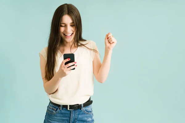 Kabar Baik Wanita Muda Kaukasia Menerima Pesan Pemberitahuan Smartphone Nya — Stok Foto