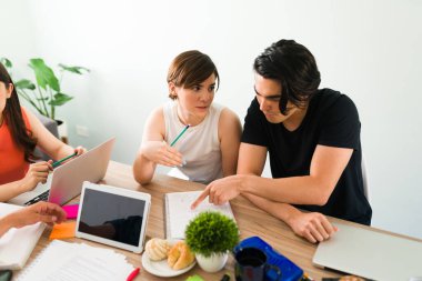 Çekici üniversite öğrencileri birlikte matematik ödevi yapıyor ve bir sonraki derste yeni bir üniversite konusu öğrenmeye çalışıyorlar. 