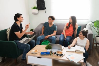 Harika bir fikrim var. Üniversiteden bir arkadaşımın birlikte oturma odasında ders çalışırken yeni bir ders hakkında konuşmasını dinliyordum.