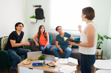 Elinde kitap tutan zeki bir kız öğrenci ve üniversite arkadaşlarına zor bir konuda ders veriyor. Çeşitli gruplar üniversite arkadaşına dikkat ediyor. 