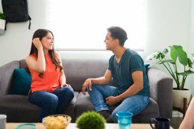 Yakışıklı bir üniversite öğrencisi, oturma odasındaki bir partide genç ve güzel bir bayana çıkma teklif ediyor. 