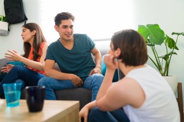 Benimle bir randevuya çıkar mısın? Çekici genç bir adam genç bir kadınla konuşuyor ve üniversiteden arkadaşlarıyla evde takılıyor.