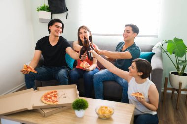 Kadeh kaldıralım! Üniversitedeki en iyi arkadaşlar arkadaşlıklarını küçük bir parti, pizza ve birayla kutluyorlar. 