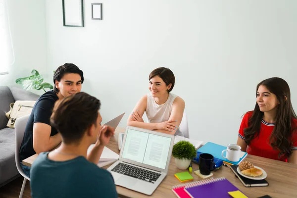 Junge Freunde Ihren Zwanzigern Sitzen Hause Und Machen College Hausaufgaben — Stockfoto