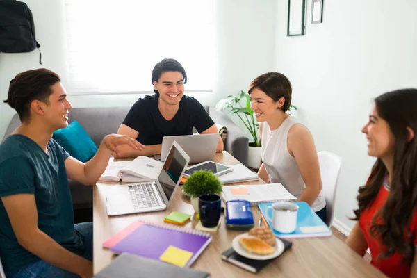 Att Studera Tillsammans Kul Glada Unga Vänner Studiegrupp Skrattar Och — Stockfoto