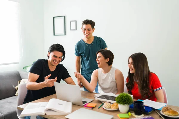 Läxorna Behöver Inte Vara Tråkiga Olika Och Glada Universitetsvänner Skrattar — Stockfoto