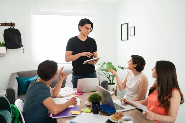 Snygg Ung Man Som Förklarar Ett Collegeämne För Sin Studiegrupp — Stockfoto