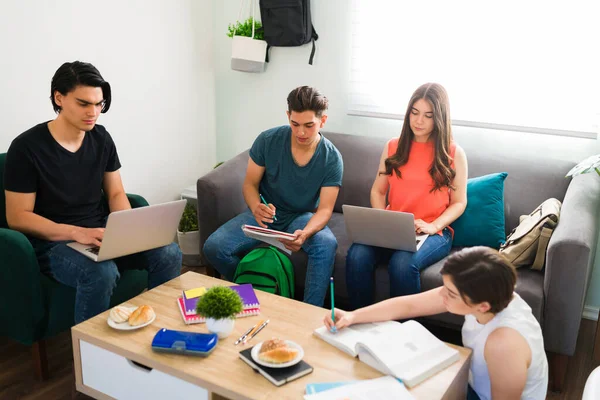 Studiare Con Gli Amici Meglio Giovani Studenti Luminosi Che Usano — Foto Stock