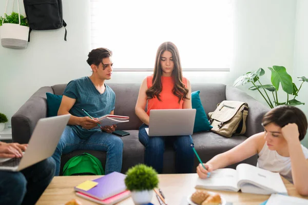 Bu matematik problemini nasıl çözdün? Latin bir genç, üniversite arkadaşına ev ödevi yaparken ve evde birlikte ders çalışırken soru soruyor.