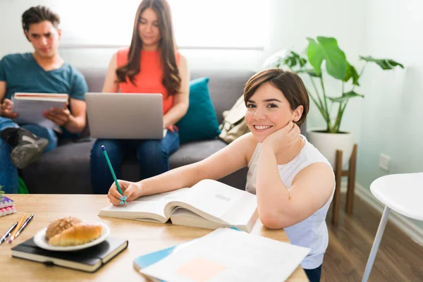 Adoro Estudar Com Meus Amigos Estudante Universitário Bonita Escrevendo Seu — Fotografia de Stock