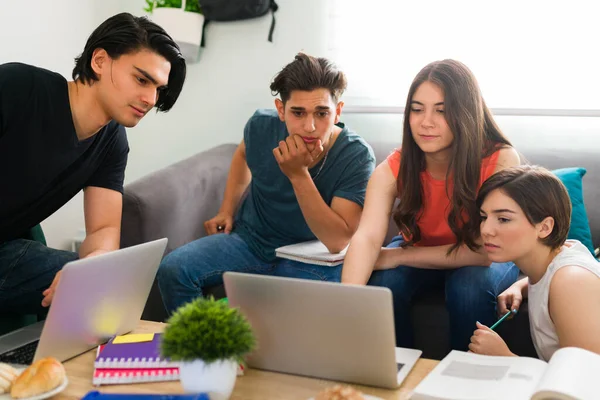 Mulher Jovem Inteligente Mostrando Sua Tela Laptop Explicando Seus Amigos — Fotografia de Stock